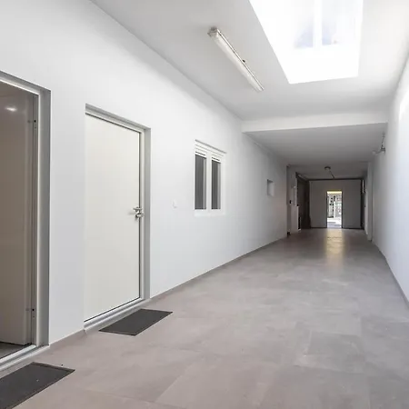 Rdc Climatise Kitchenette Dans La Chambre, Grande Salle De Bain Pivee, Arrivee Autonome Et Fenetre Sur Couloir Apartment *